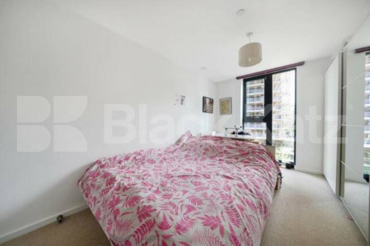 Modern Two-Bed Apartment in Central Park Development  in Greenwich Parkside Avenue SE10, Greenwich